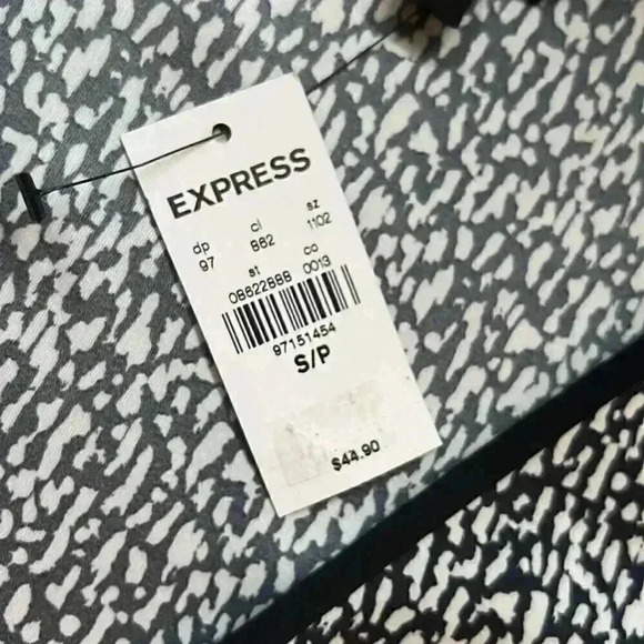 ✨🆕EXPRESS🆕✨ | Black And White Speckled Blouse - Picture 7 of 9